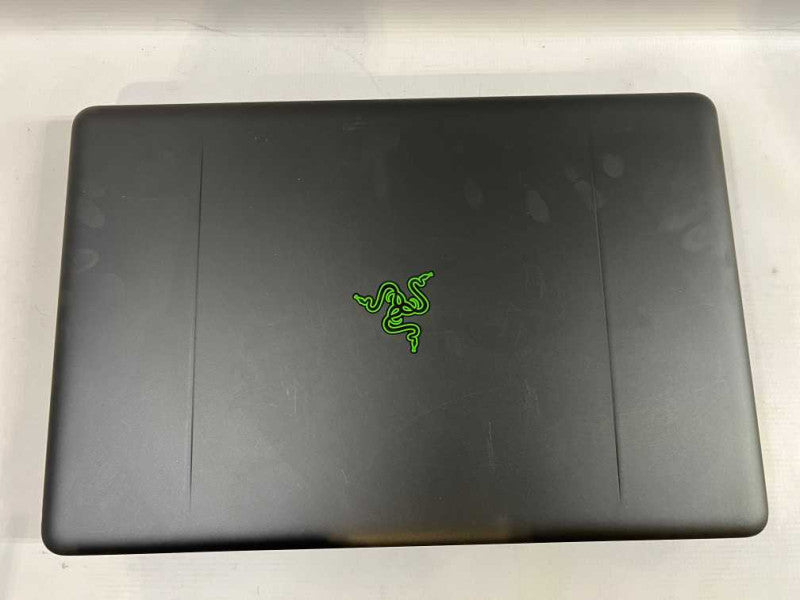 Razer Blade Pro RZ09-01663E53-R3U1 17.3\\" 4K/UHD GTX 1080 8 GB VRAM i7-7820HK 32 GB Memory 2x 512GB NVMe SSD READ !