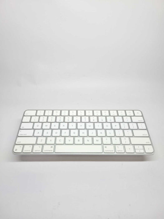 Apple Magic Keyboard A2450 Q