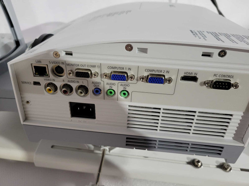 NEC U300X DLP Projector Ultra-Short-Throw 3000 LM HD HDMI 1080i !