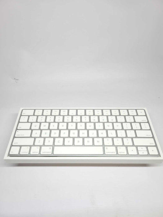 Apple Magic Keyboard 1644\t Q