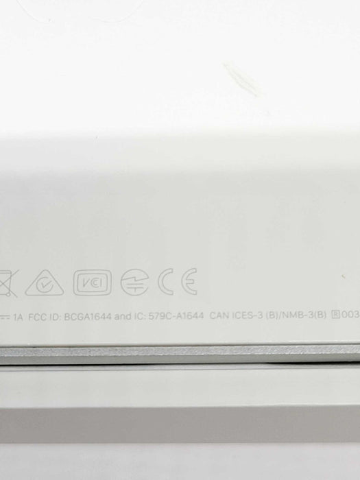 Apple Magic Keyboard 1644\t Q
