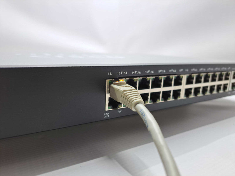 Cisco SF300-24PP 24-Port Fast 10/100 Ethernet PoE+ Managed Switch )