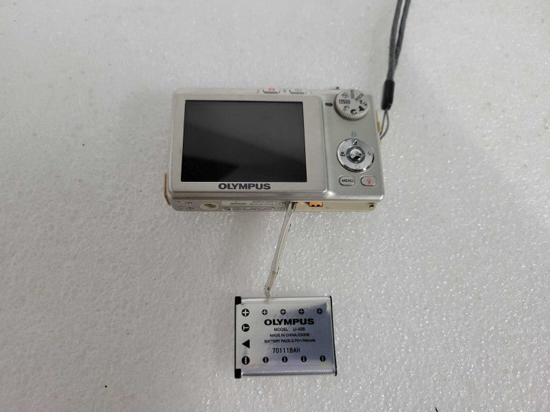 Olympus FE-220 7.1 MP Digital Camera Silver + Battery !