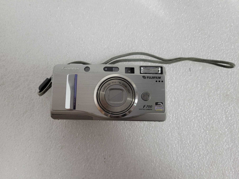 Fujifilm FinePix F700 Super CCD 6.2 MP Compact Camera - Silver + BATTERY !