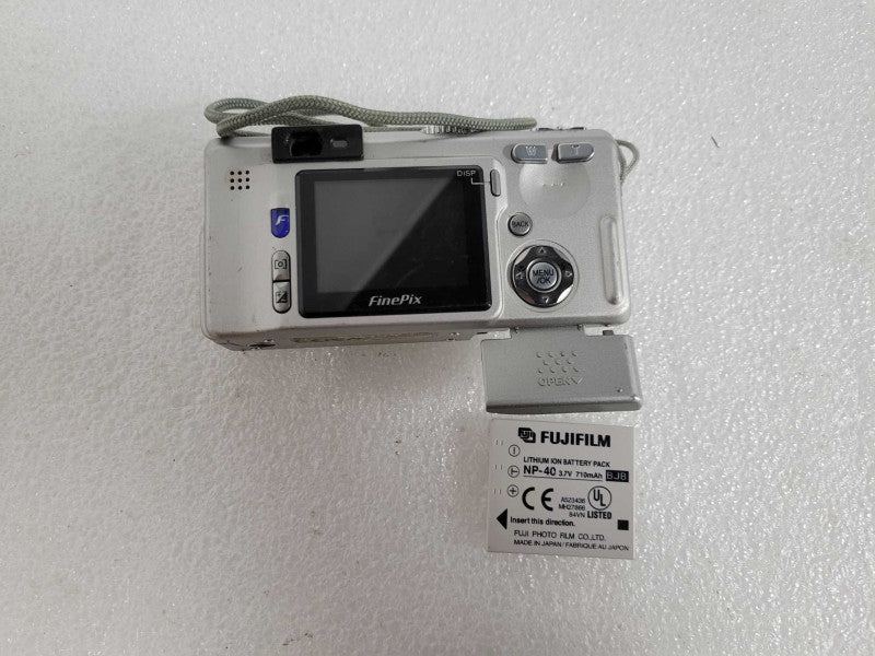 Fujifilm FinePix F700 Super CCD 6.2 MP Compact Camera - Silver + BATTERY !