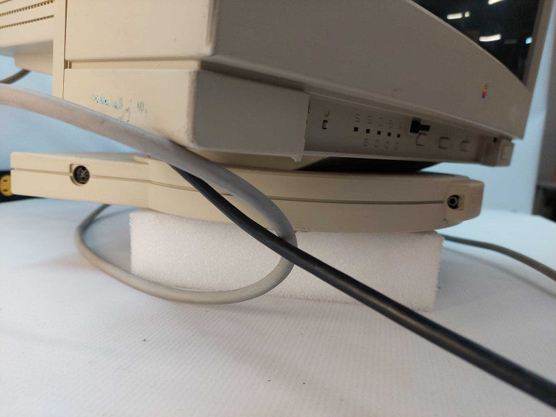 Apple CRT Monitor Apple Multiple Scan 17 Display Family# M2494 Made in Japan