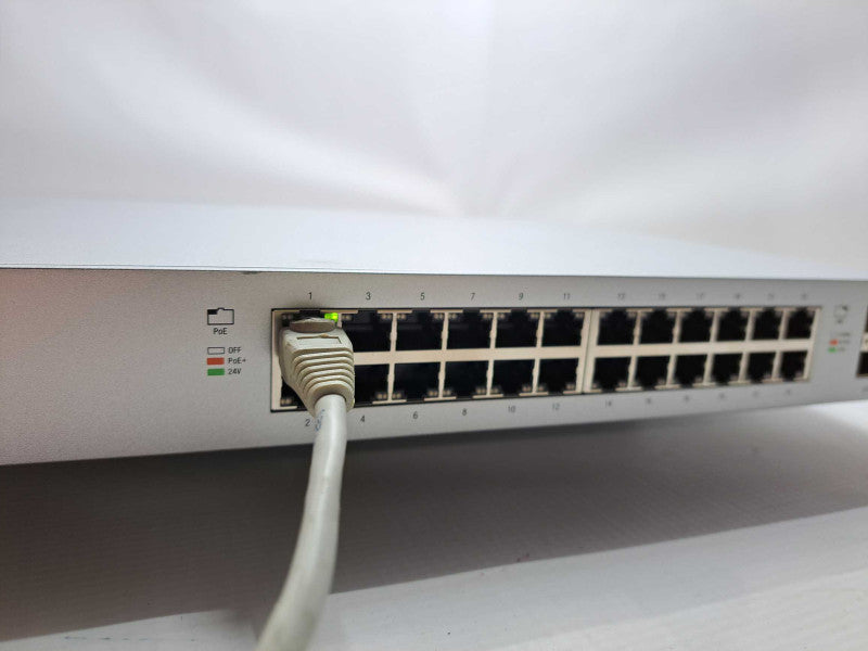Ubiquiti UniFi US-24-250W 24-Port Managed Gigabit PoE+ Switch )