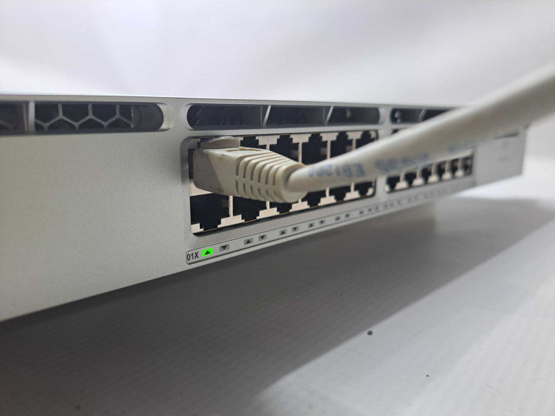 Cisco Catalyst WS-C3850-24P-S 24-Port Gigabit PoE+ Switch 1x 715W PSU Q)
