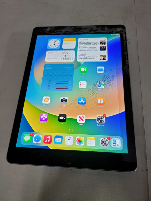 Apple iPad Pro 9.7\\" 32GB (A1674) - READ
