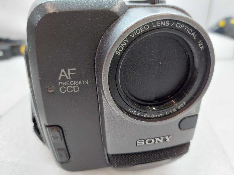 Sony Handycam Video 8 CCD-TRV40 NTSC 24X Digital Zoom Steady Shot Camera