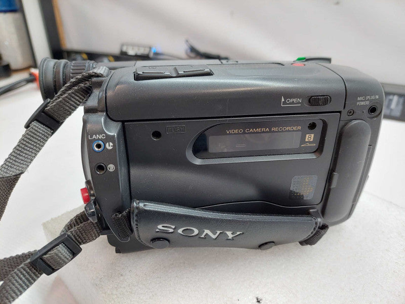 Sony Handycam Video 8 CCD-TRV40 NTSC 24X Digital Zoom Steady Shot Camera