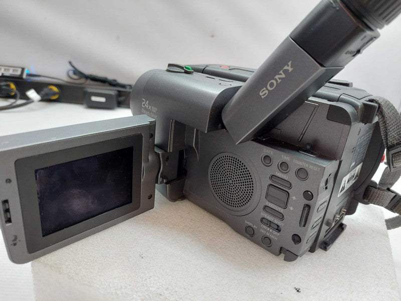 Sony Handycam Video 8 CCD-TRV40 NTSC 24X Digital Zoom Steady Shot Camera