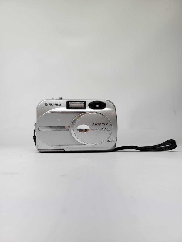 Vintage Digital Camera Fuji-film FinePix 2600Z Zoom Japan 2.0 Mega