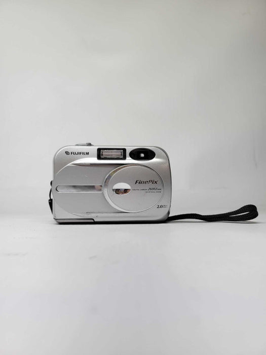 Vintage Digital Camera Fuji-film FinePix 2600Z Zoom Japan 2.0 Mega Pixels