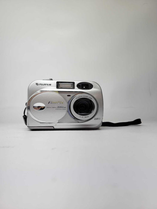 Vintage Digital Camera Fuji-film FinePix 2600Z Zoom Japan 2.0 Mega Pixels