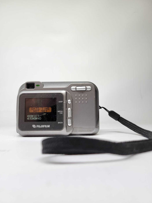 Vintage Digital Camera Fuji-film FinePix 2600Z Zoom Japan 2.0 Mega Pixels