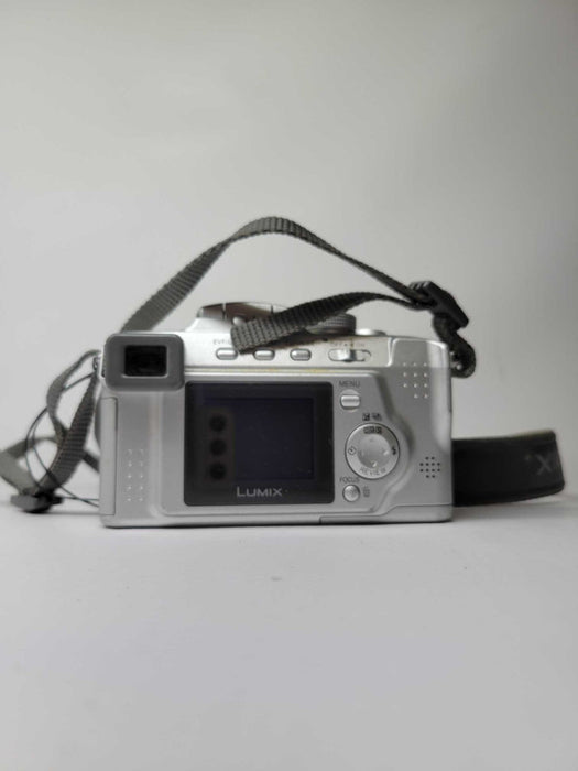 Panasonic LUMIX DMC-FZ3 3.0MP Digital Camera (AS-IS)