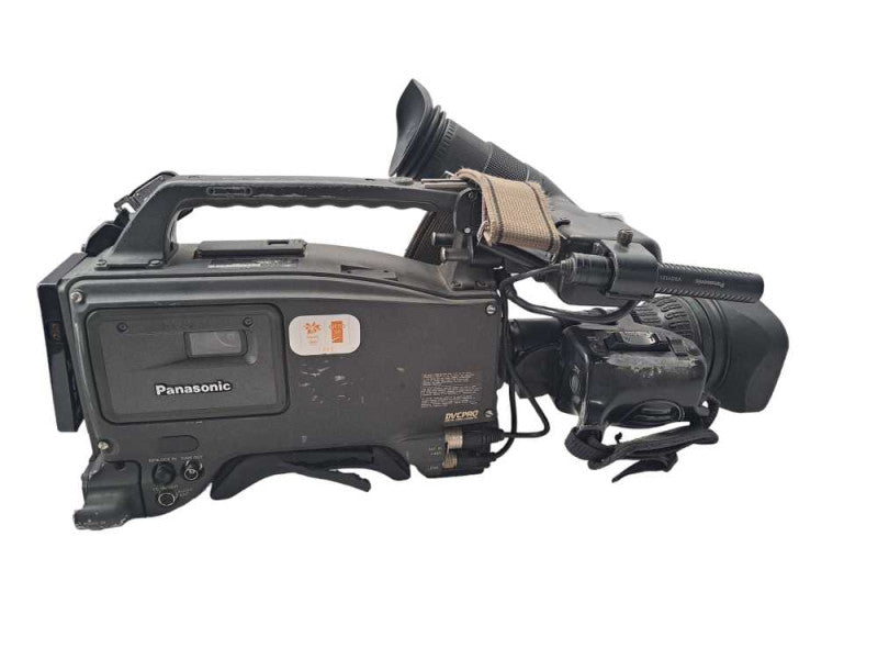 Panasonic AJ-D700K DVCPRO Camcorder + Fujinon Aspheric & IF 19x TV Zoom Lens  )