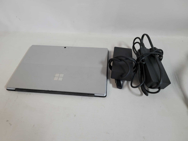Microsoft Surface Pro 4 (1724)- i5-6300U, 8GB RAM, 256GB SSD - READ