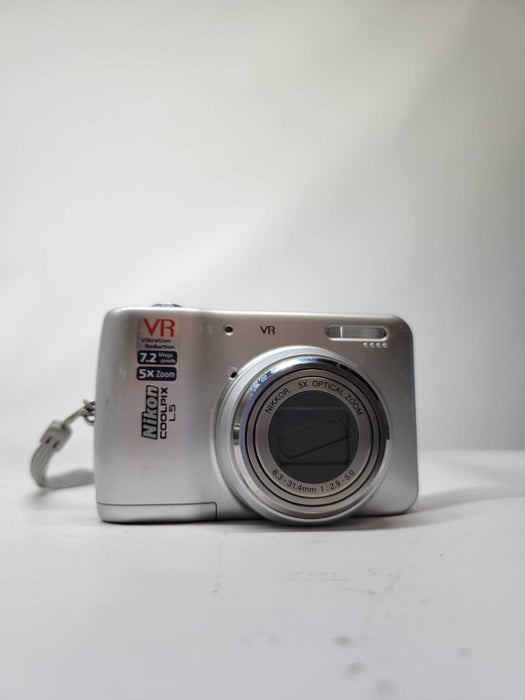Silver Nikon Coolpix L5 2.5\\" LCD 5x Zoom 7.2MP VR (PARTS)