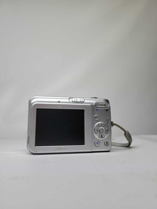 Silver Nikon Coolpix L5 2.5\\" LCD 5x Zoom 7.2MP VR (PARTS)