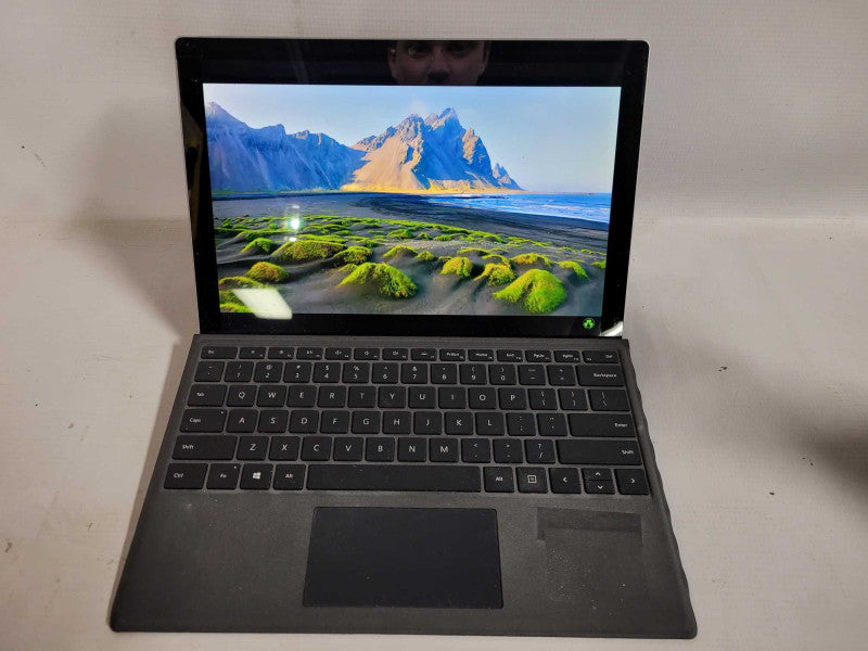 Microsoft Surface Pro 4 - i7-6650U, 8GB RAM, 256GB SSD