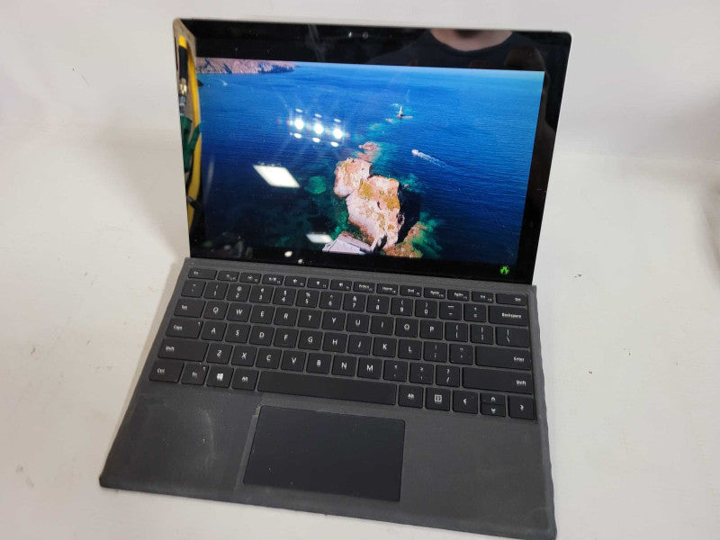 Microsoft Surface Pro 5 - i5-6300U, 8GB RAM, 256GB SSD - READ