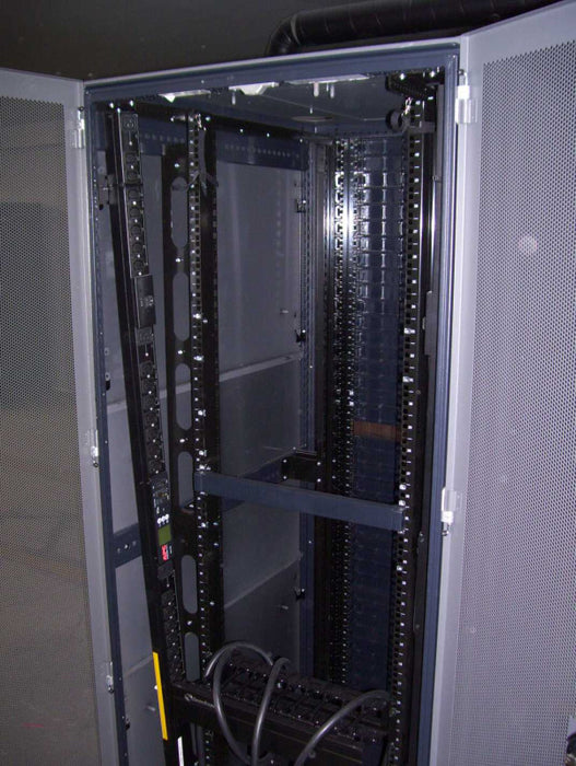 HP 430974-001 10842 Gen2 42U RACK + 2 x APC AP8941 PDUs  *