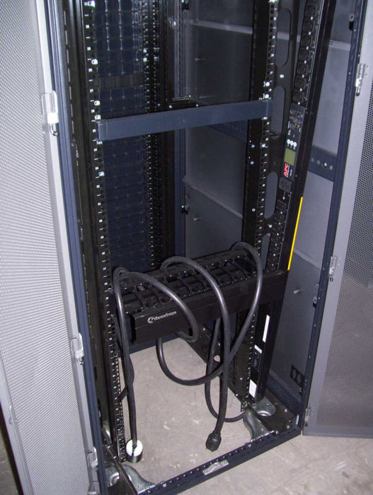 HP 430974-001 10842 Gen2 42U RACK + 2 x APC AP8941 PDUs  *