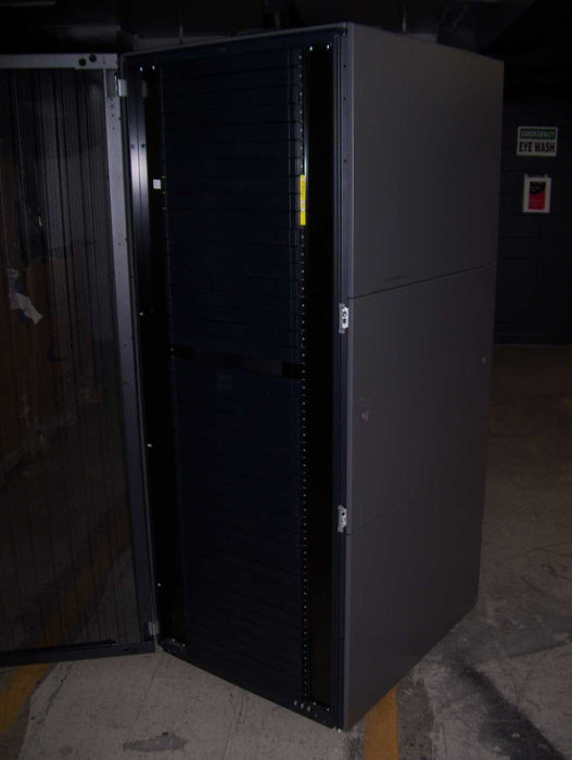 HP 430974-001 10842 Gen2 42U RACK + 2 x APC AP8941 PDUs  *