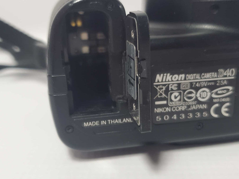 Nikon D40 6.1MP DSLR Camera Body (AS-IS) |