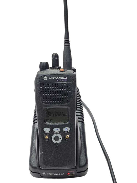 Motorola XTS 2500 H46UCF9PW6BN Digital Radio with Charging Cradle, READ _