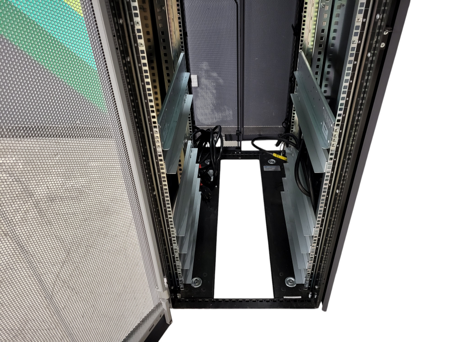 NETAPP NAC-0501 42U Server Rack w/ 4x Spectrum Power 72A-130BMLEN-02 PDU $