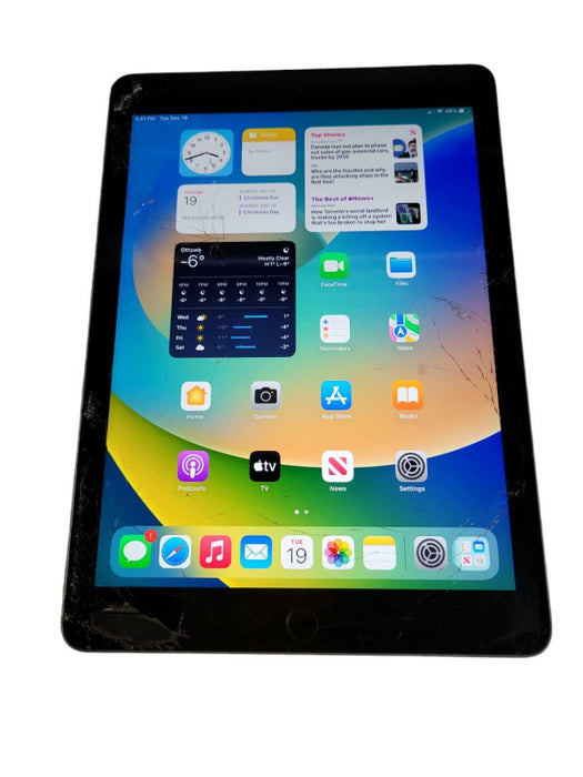 Apple iPad 5th Gen 32GB  (A1823) - READ Î