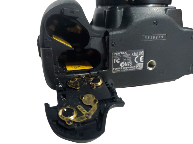 Pentax *ist D 6.1MP Digital Camera with 18-55MM Lens (AS-IS) |