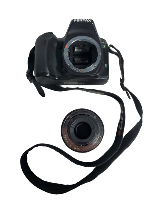 Pentax *ist D 6.1MP Digital Camera with 18-55MM Lens (AS-IS) |
