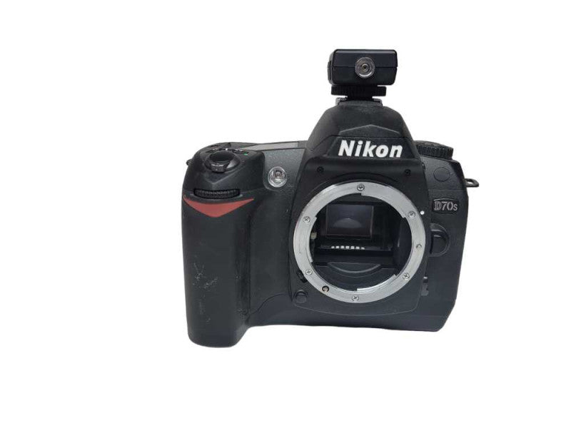 Nikon D70S 6.1MP Digital SLR Camera Body + Nikon AS-15 %