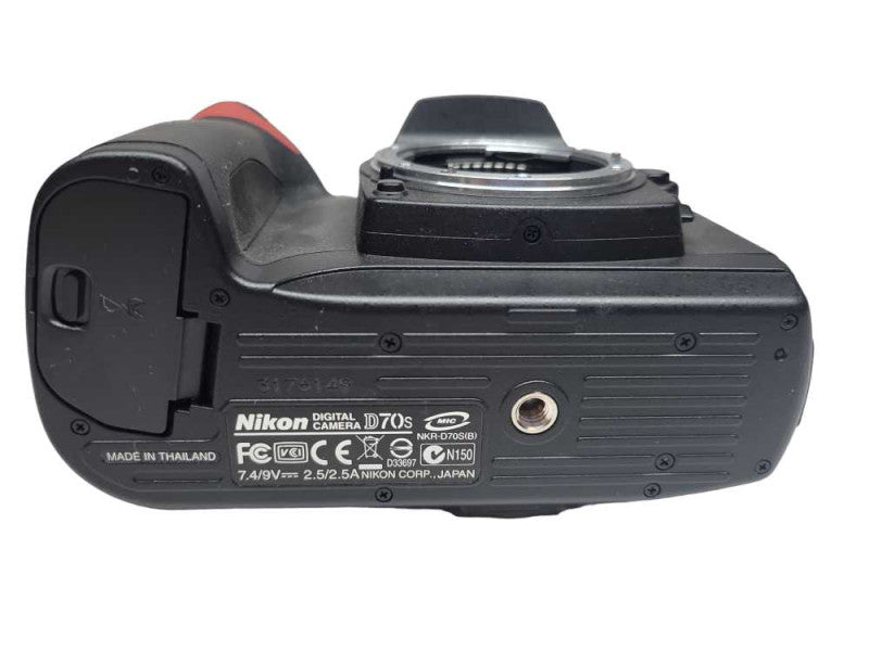 Nikon D70S 6.1MP Digital SLR Camera Body + Nikon AS-15 %