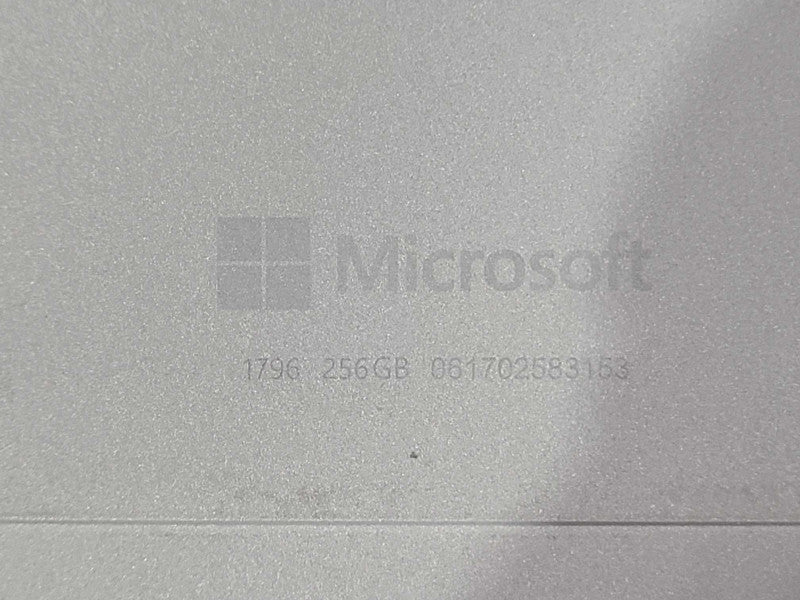 Microsoft Surface Pro 1796, i5-7300U 2.6GHz, 8GB, 256GB SSD, w/ Surface Dock
