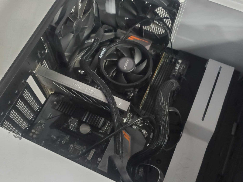 NZXT Tower PC, Gigabyte B450 Aorus ELITE, AMD Ryzen 5 Pro 2400G 8GB DDR4 |
