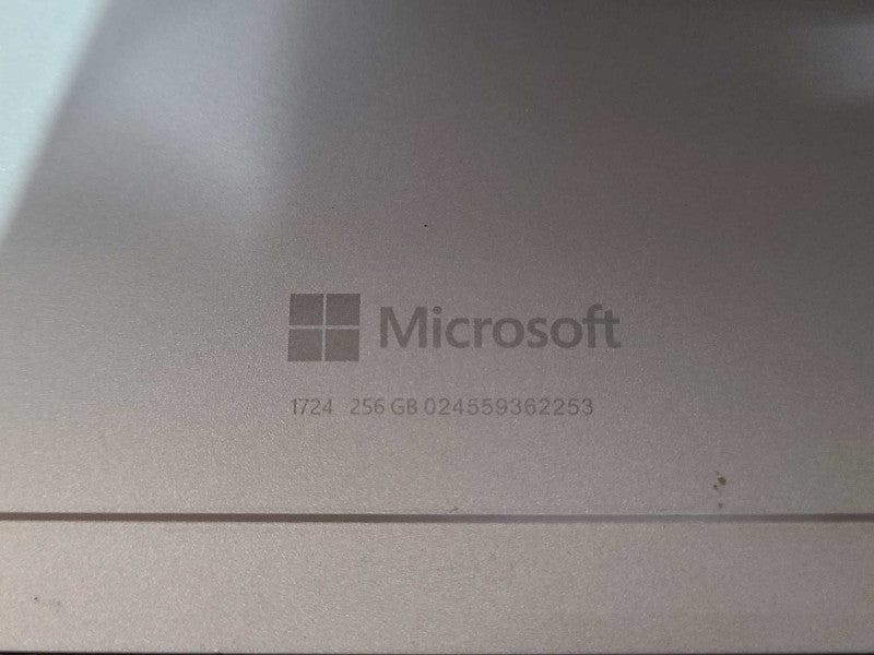 Microsoft Surface Pro 4 (1724) - i5-6300U 2.40GHz, 8GB RAM, 256GB SSD