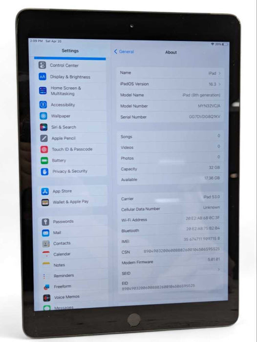Apple iPad ( 8th generation ) 32GB WiFi + Cellular with Keyboard UNLOCKED  -
