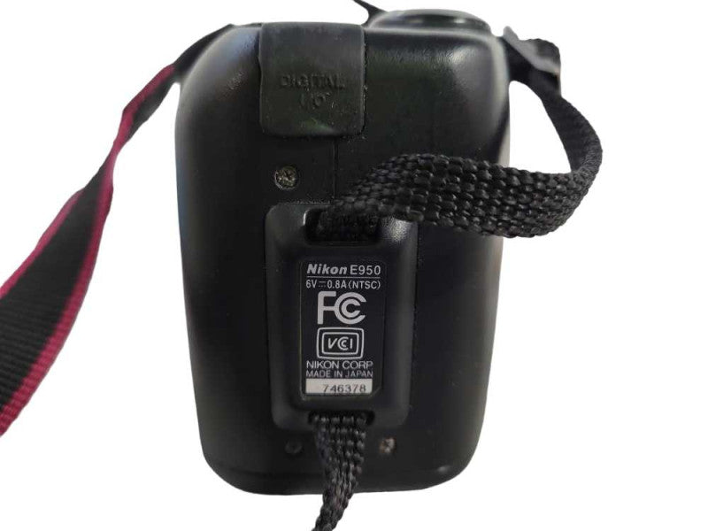 Nikon COOLPIX E950 950 2.0MP Digital Camera !