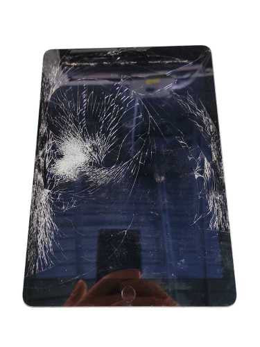 Apple iPad 5th Gen 32GB (A1822) - READ !