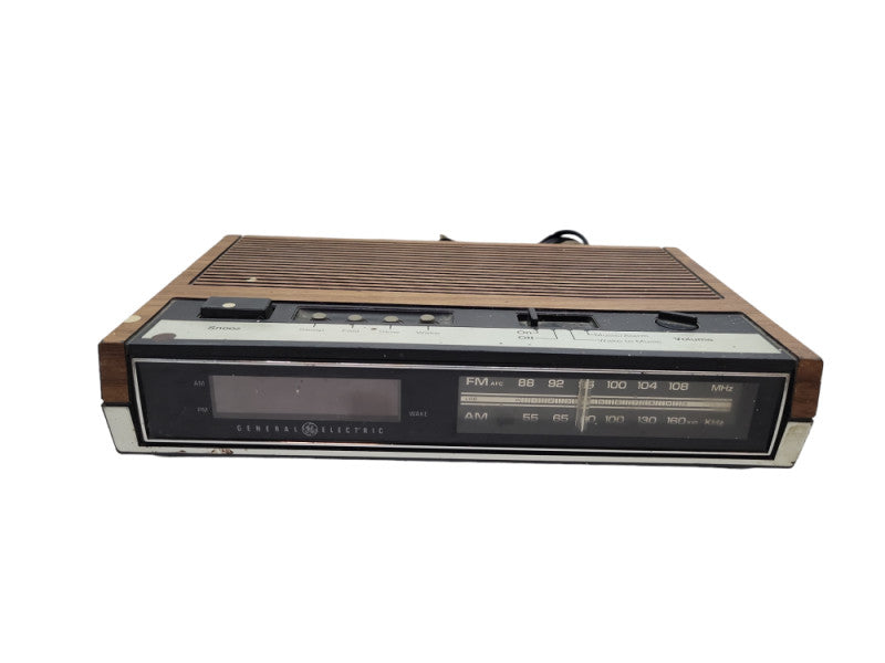 General Electric Model  NO. 7-4630A Digital Alarm clock AM/FM RADIO %