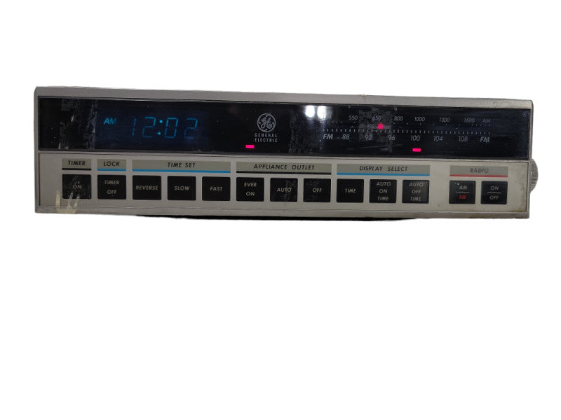 Vintage GE 7-4220B AM FM Clock Radio Space maker  w/appliance outlet