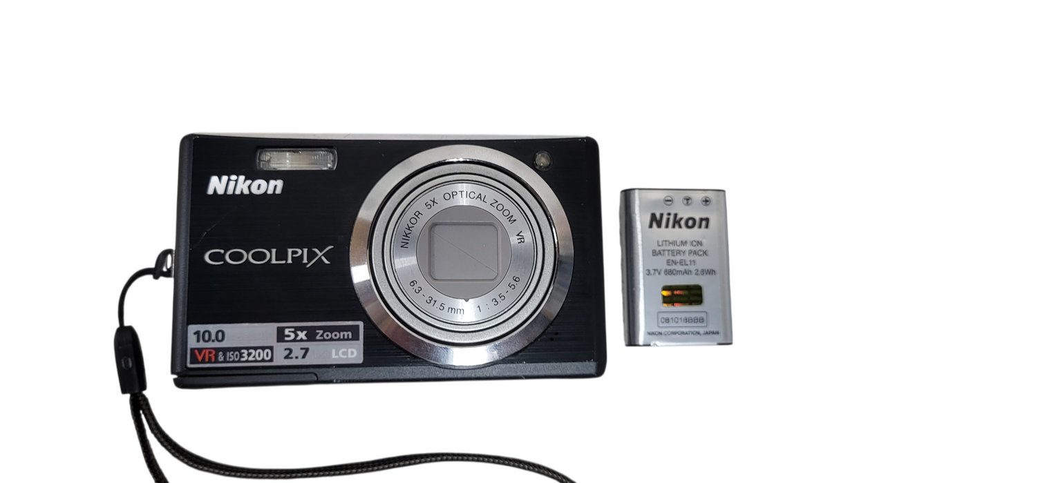 Nikon COOLPIX S560 10.0MP Digital Camera W/ Battery