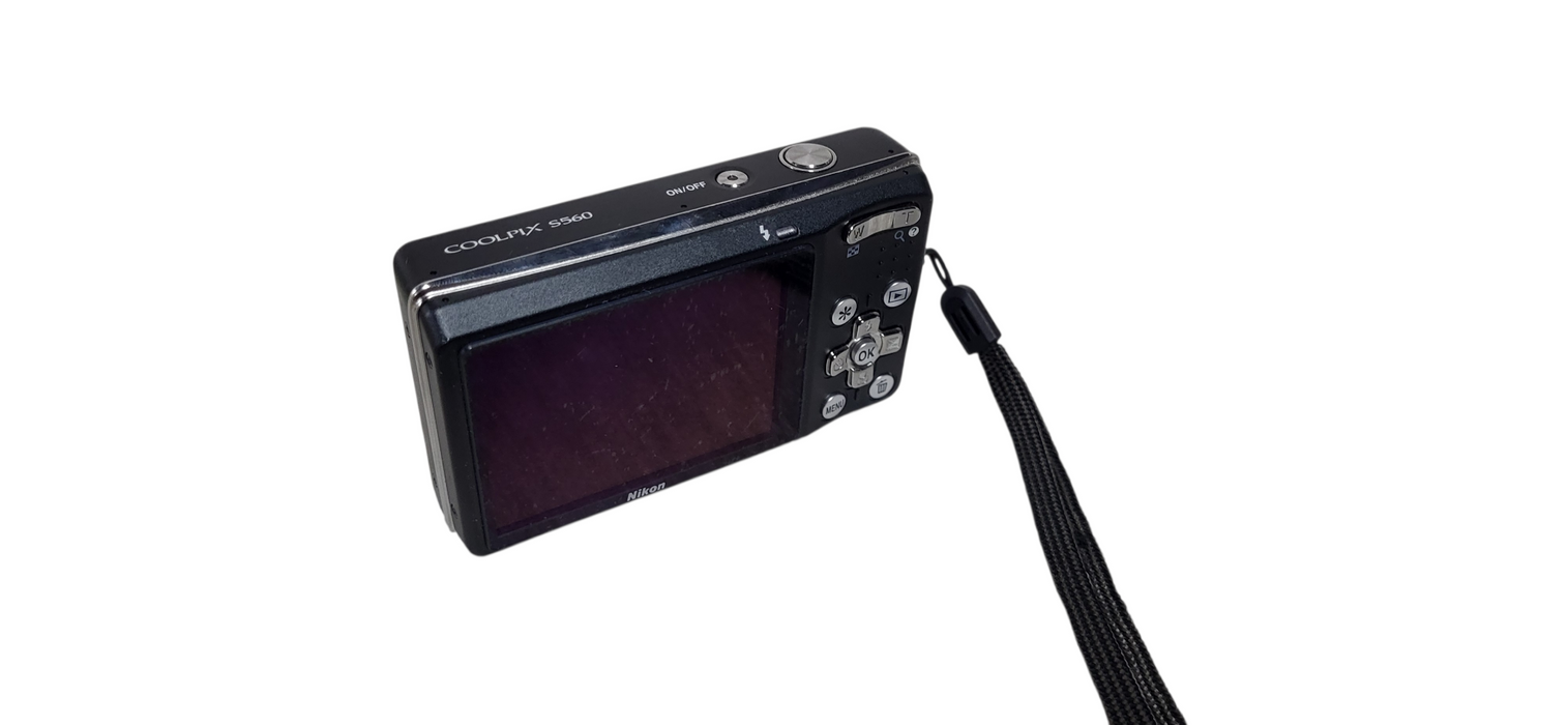 Nikon COOLPIX S560 10.0MP Digital Camera W/ Battery