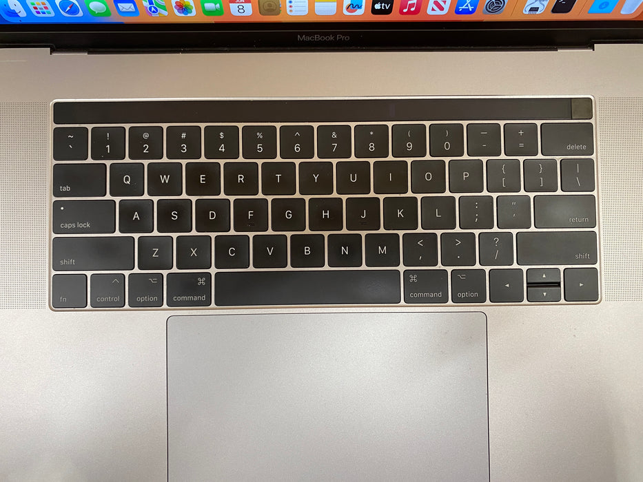 Apple MacBook Pro 15 2017 i7-7700HQ Radeon Pro 555 2GB GPU 16GB RAM 256SSD READ!