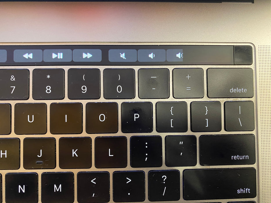 Apple MacBook Pro 15" 2017 i7-7820HQ Radeon Pro 560GPU 16GB RAM 512GB SSD READ!